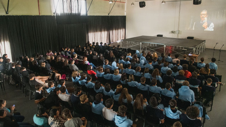 Unos 200 alumnos de Paraná debatieron sobre Argentina 1985, la democracia y la memoria