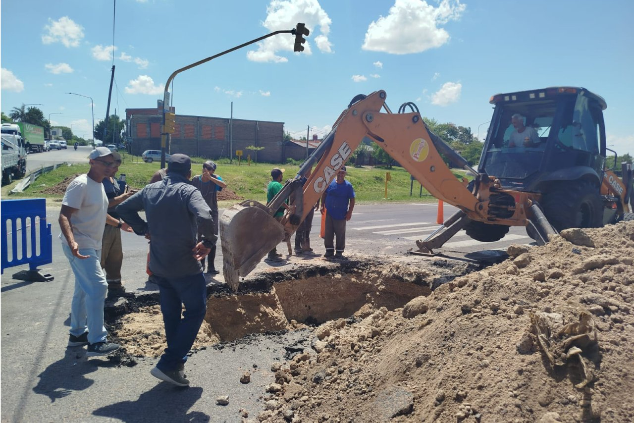 Reemplazaron un tramo de red de agua potable debajo de avenida Circunvalación : Paraná hacia el Mundo