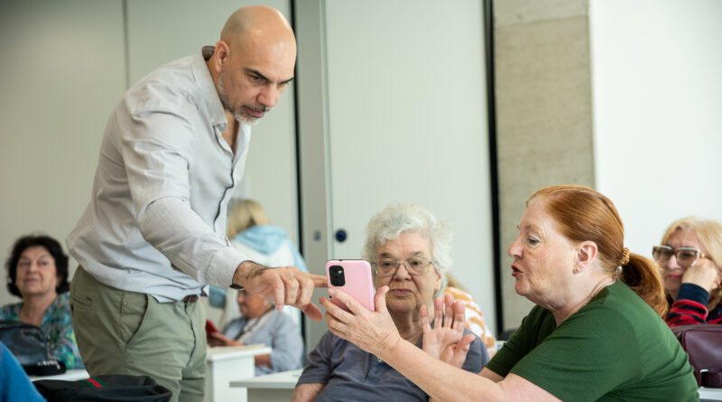 Abren las inscripciones para capacitaciones digitales para adultos mayores