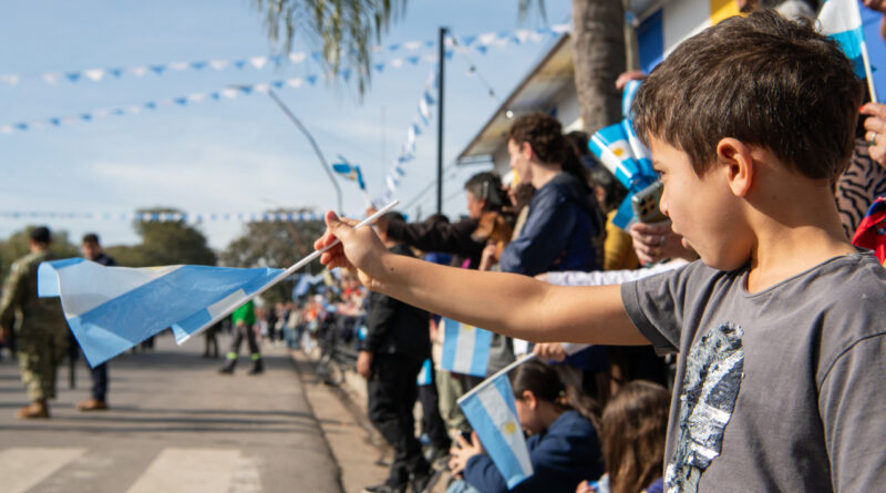 Cientos de vecinos celebraron el Día de la Independencia en Paraná
