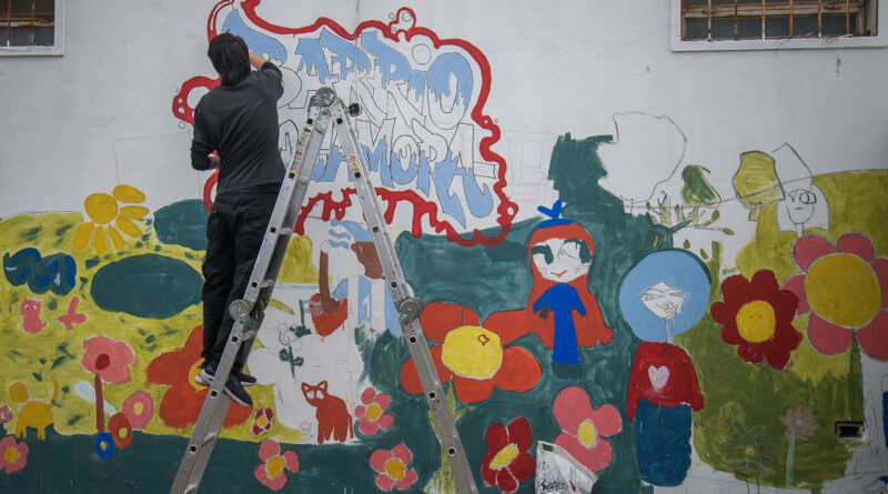 Barrio Rocamora pinta su historia e identidad en un mural que une generaciones