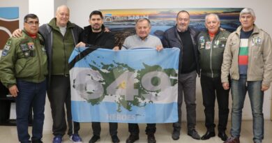 Veteranos de Malvinas visitaron el Túnel Subfluvial y donaron una bandera