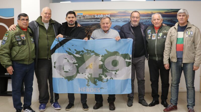 Veteranos de Malvinas visitaron el Túnel Subfluvial y donaron una bandera