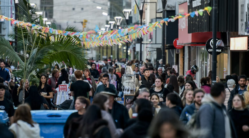Éxito en el nuevo «Miércoles de Paseo» con descuentos y espectáculos