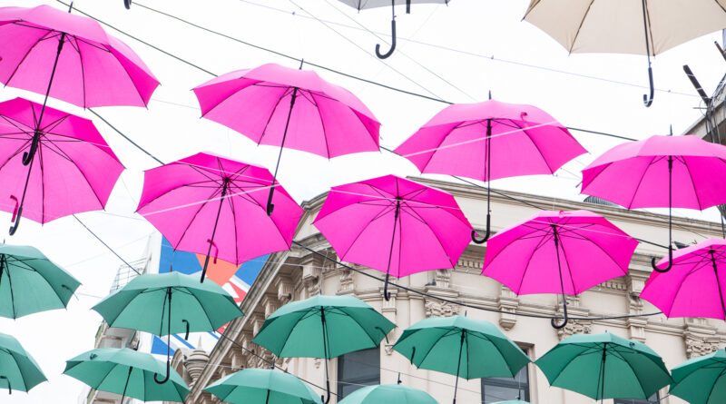 Instalan paraguas multicolores en el centro comercial de Paraná